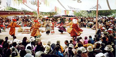 Archivo:Dancing at Sho Dun Festival, Norbulingka