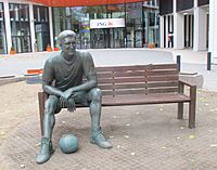 Archivo:Dirk Nowitzki Statue Ffm.