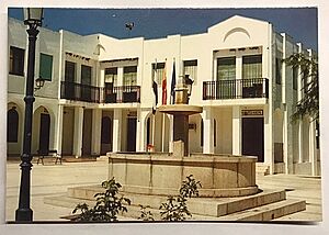 Archivo:Edificio nuevo ayuntamiento santa marta
