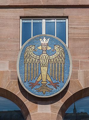 Archivo:Escudo en el edificio del registro civil, Núremberg, Alemania, 2013-03-16, DD 01
