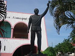Archivo:Estatua Cecilio Chí - panoramio