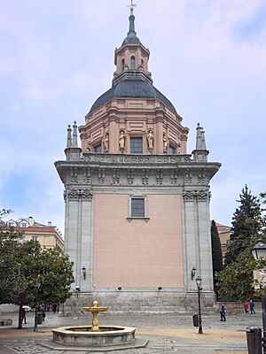 Archivo:Exterior of the Church of San Andrés, Madrid 04