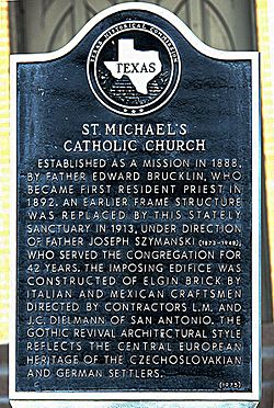 Gedenktafel vor St. Michaels Catholic Church in Weimar Texas.jpg