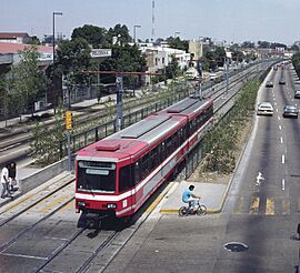 Archivo:Guadalajara LRV crossing street north of Santa Filomena station in 1990