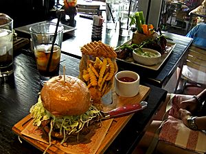 Archivo:Guy Fieri's Vegas Kitchen & Bar - burger and wings