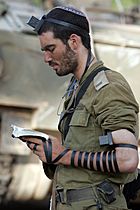 Archivo:IDF soldier put on tefillin