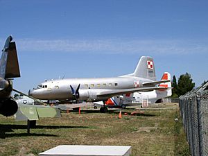 Archivo:Ilyushin Il-14 (Polish insignia)