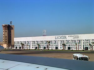 Archivo:Luxor International