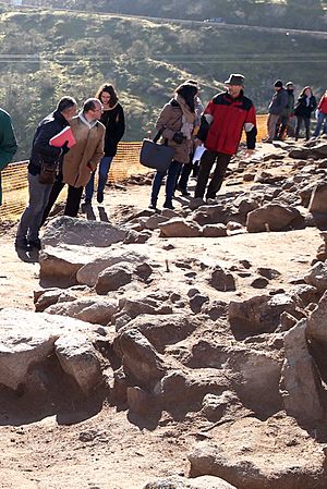 Archivo:Marta García visita las obras de recuperacion del Cerro del Bú (15749830654) (cropped)