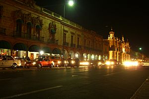 Archivo:Morelia-Main-Avenue-by-Night