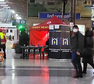Archivo:Non-stop information and coordination point in Bucharest North Railway Station designed to provide aid to arriving Ukrainian refugees