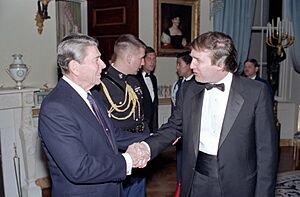 Archivo:President Ronald Reagan shaking hands with Donald Trump