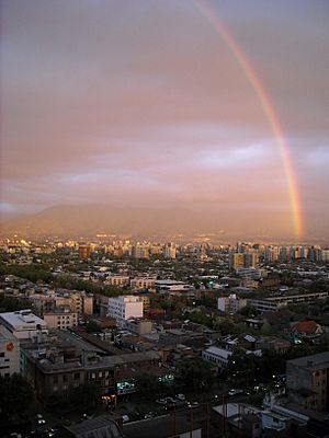 Archivo:Rainbow in Santiago, Chile in 2011-10-06
