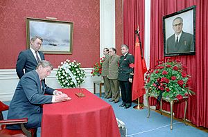 Archivo:Reagan at the USSR Embassy
