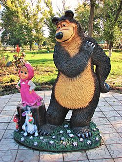 Archivo:Sculpture of cartoon characters Masha and Bear in Yelan (Volgograd Oblast)