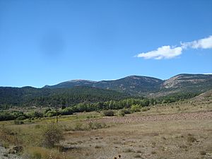 Archivo:Sierra de Javalambre, Pico del Buitre y Observatorio Astrofísico de Javalambre (Arcos de las Salinas, Teruel)