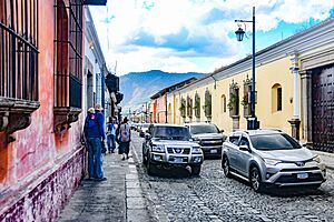 Archivo:Street in Antigua
