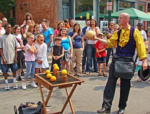 Archivo:Street magician in Troy, NY