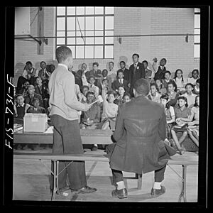 Archivo:Student council meeting at the Banneker Junior High School8d20210v