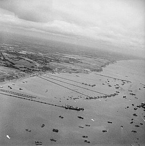 Archivo:The Mulberry artificial harbour off Arromanches in Normandy, September 1944. BU1024