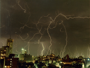 Archivo:Thunderstorm in sydney 2000x1500