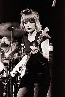 Tina Weymouth, 1977.jpg
