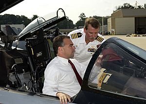Archivo:US Navy 030820-N-4294K-006 Commanding Officer, Naval Air Station (NAS) Oceana, Capt. T.F. Keeley briefs Virginia's Lt. Governor, Tim Kaine, on the cockpit of an F-14 Tomcat