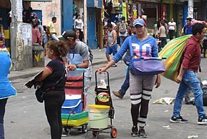 Archivo:Venezolanos vendiendo arepa en Peru