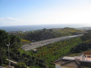 Archivo:View of the new highway in Calahonda, Spain 2005