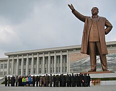 Archivo:Visitors Paying Their Respects To Kim Il-Sung