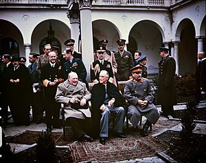 Archivo:Yalta Conference 1945 Churchill, Stalin, Roosevelt