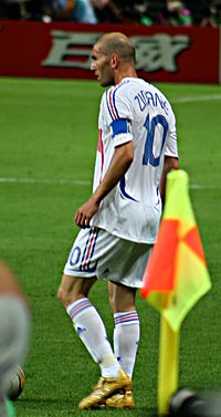 Archivo:Zinedine zidane wcf 2006-edit