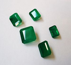 Archivo:5 Emeralds from Colombia