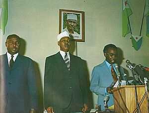 Archivo:Ahmed Dini Ahmed proclaiming the Djibouti Declaration of Independence on 27 June 1977