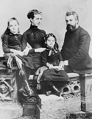 Archivo:Alexander Graham Bell and family