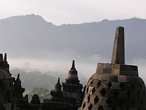Archivo:Borobudur stupas