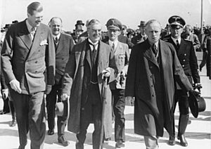 Archivo:Bundesarchiv Bild 183-H12486, Vorbereitung Münchener Abkommen, Chamberlain auf dem Flugplatz Oberwiesenfeld