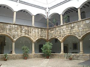 Archivo:Cáceres - Monasterio de San Francisco el Real, claustro Europa 1