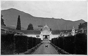 Archivo:Cementerio San Pedro. Entrada a la galería San Vicente de Paúl. Medellín, 1915