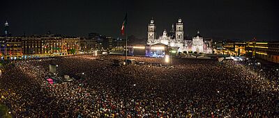 Archivo:Concierto "Fuerza México" Untitled Panorama2 (25537776517)