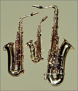 Archivo:CurvedSopranoAltoTenorSaxophone