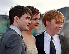 Archivo:Daniel Radcliffe, Emma Watson & Rupert Grint colour