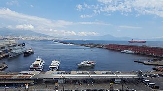 Archivo:Daytime image of the bay of Naples