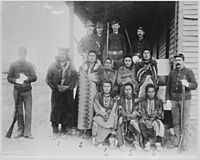 Archivo:Eight Crow prisoners under guard at Crow agency, Montana, 1887 - NARA - 531126