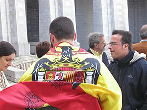 Archivo:El Valle de los Caidos, Spain, visitors sporting a flag of Spain under Francisco Franco (2)
