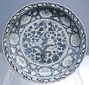 Archivo:Foliated dish with underglaze blue design of melons, bamboo and grapes, Jingdezhen ware, Yuan, 1271-1368, Shanghai Museum