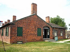 Archivo:Fort Yorks Officers Quarters and Kitchen 2010