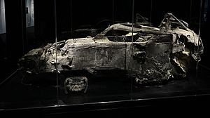 Archivo:Grosjean's crash wreckage