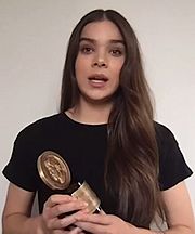 Archivo:Hailee Steinfeld Peabody Award 2020
