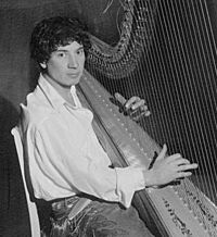 Harpo Marx playing the harp (cropped).jpeg